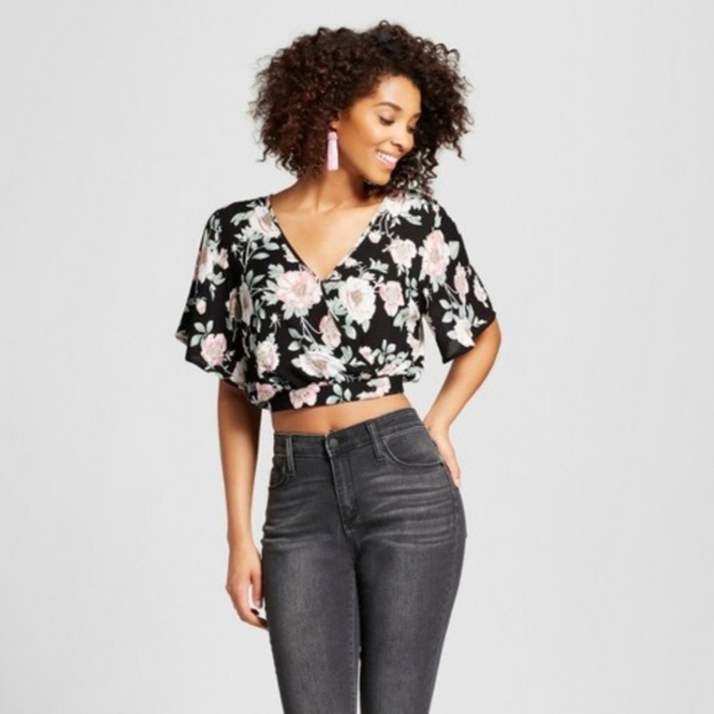 🎉HP🎉 NWT Xhilaration Floral Print Flutter Crop Top